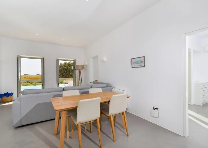 Willa Summera Paros *